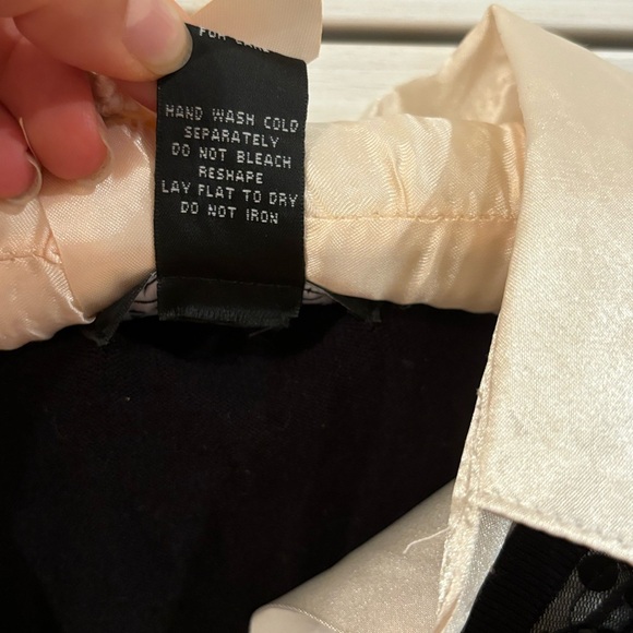 Black sweater with silky cream collar - Picture 7 of 8